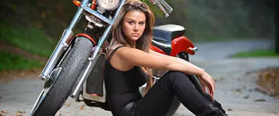 Девушка и мотоцикл обои для рабочего стола UltraWide 21:9