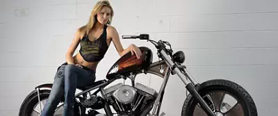 Девушка и мотоцикл обои для рабочего стола UltraWide 21:9